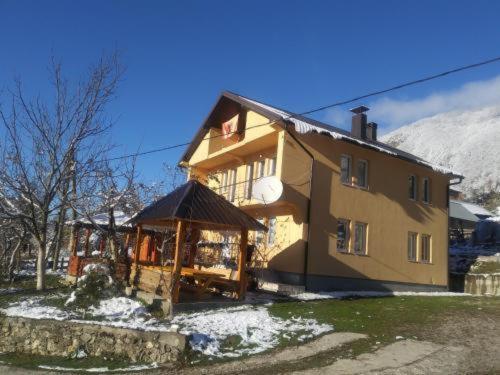 Dedushi Guesthouse &Wood Cabins-Camping Place Gusinje المظهر الخارجي الصورة